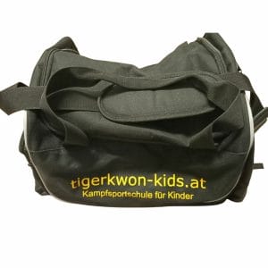Eine Trainingstasche mit der Aufschrift „Tiger Kwon – Kids“.