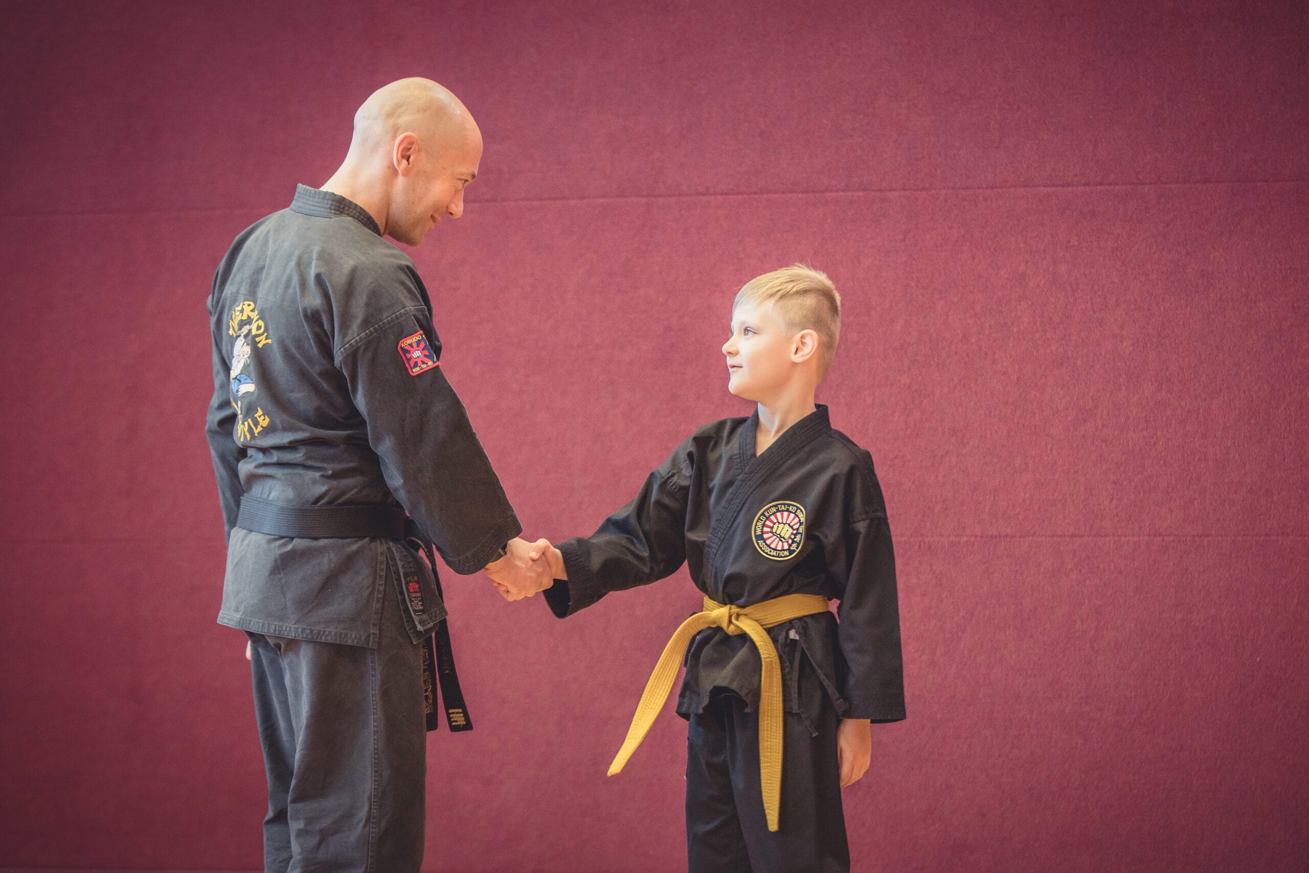Karateschüler begrüßt einen Karatelehrer, 5 Verhaltensregeln für Kinder im Dojo